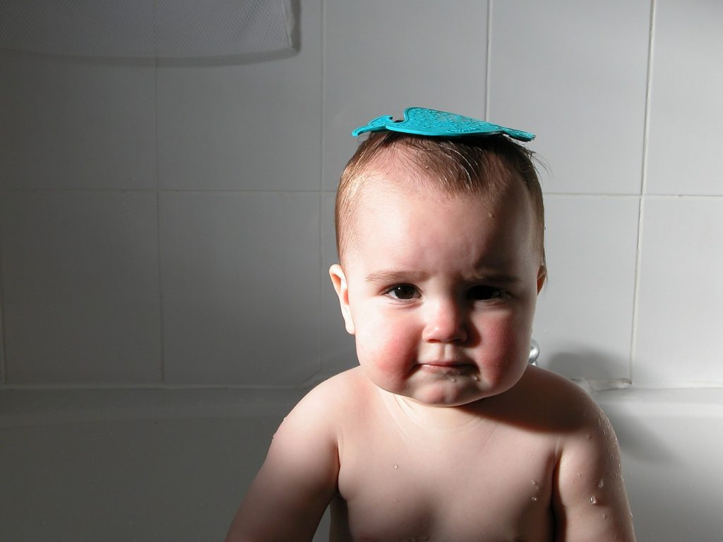 お風呂に入る赤ちゃんの写真