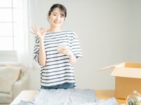 断捨離して嬉しそうな女性