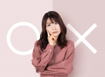 悩む女性と〇×と書かれた背景