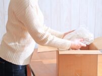 買取業者に荷物を送る人